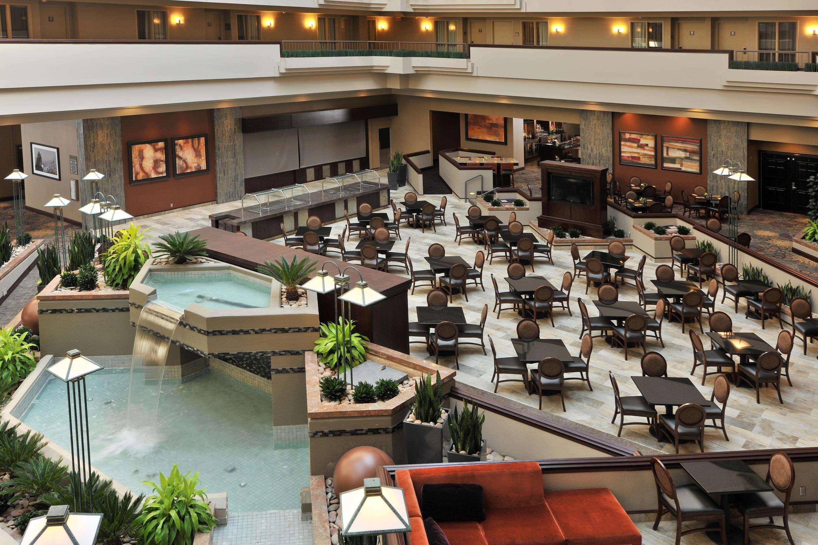 Embassy Suites Des Moines Downtown Exteriör bild